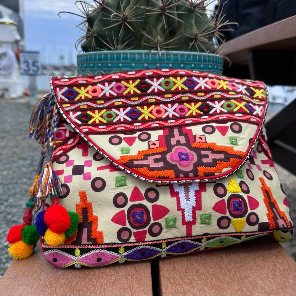 Embroidered Tribal Pattern Fold-Over Clutch - Multicolor - Picture 5 of 12